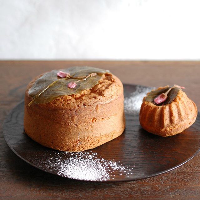 桜と金柑のケイク Cake aux les fleurs de cerisier et kumquat 国産の桜の塩漬けと自家製の金柑煮が入ったしっとりバターケーキ。