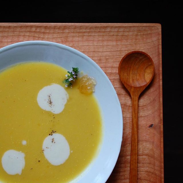 今月より名前を変更したpatisserieMiAの『CONFITURE LUNCH』 季節のコンフィチュールをデザートだけでなく、ドレッシングや前菜・主食のソース、スープの隠し味などとして使用したコース料理です。 Soup:エキゾチック風ズッキーニのブルーテ(りんご+マルメロ+白ワインのコンフィチュール) patisserieMiA's CONFITURE LUNCH of this month : Soup:Velouté of the zucchini