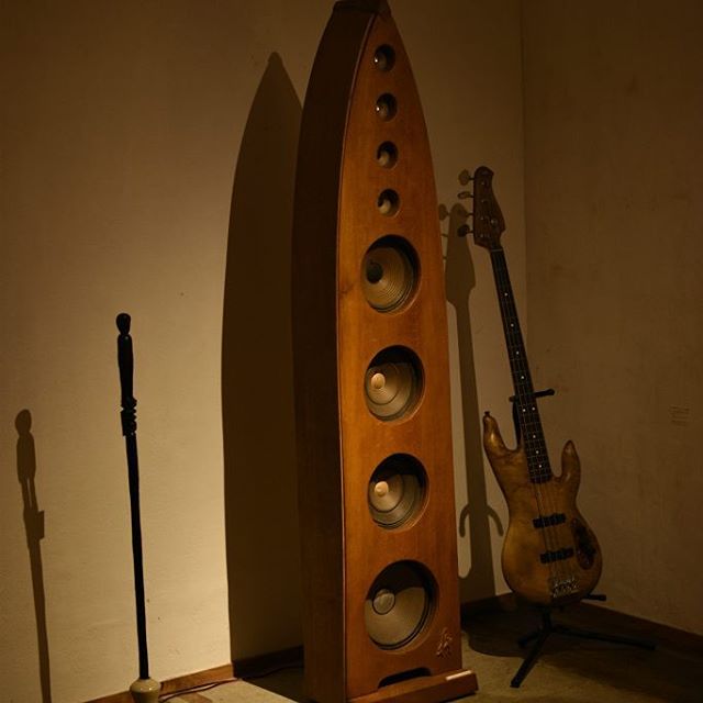 松本寛司展「コツコツコツ」 奥のギャラリーは、松本寛司さんの世界観を感じることのできる展示となっております。 大きなスピーカーから流れる心地よい音楽、2008年マンマミーアでの企画展「一本の楓の木から」の際に制作くださった、楓のウッドベース。流木のオブジェなど...ご来店の際はぜひ!ギャラリー奥のスペースまでゆっくりとご覧くださいませ。 本日も素敵な作品とともに、皆さまのご来店を心よりお待ちしています。