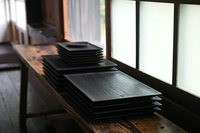 Plates of plant dyeing. 草木染めのプレート。鉄の媒染液の濃度を調整してグレーに染めている。 それぞれに個体差があって、同じ樹種を同じように染めても、同じグレーにはならないのが、草木染めの難しいところであり、面白いところ。