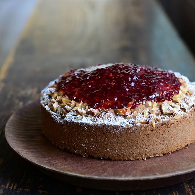 patisserie MiAの新しいお菓子『ヘーゼルナッツとフランボワーズのバターケーキ』ができました。 ヘーゼルナッツの香ばしさとフランボワーズの甘酸っぱさがマッチ。卵の力でふんわりと焼き上げた、スパイスが優しい余韻を残す秋のバターケーキです。 今週末（10/14-15）に開催される【工房からの風】15周年の今年のテーマ「いちご」に合わせてできた新作です。 トキニワカフェにて、庭人さん達が摘まれたフレッシュハーブティーとともにケーキセットとしてもお楽しみいただけます。両日ともに数量限定となっておりますので、どうぞお早めに！ 【会期】2017.10.14-15　10:00-16:30 【会場】ニッケコルトンプラザ屋外会場 千葉県市川市鬼高1-1-1 TEL:047-378-3551 本日も皆さまのご来店を心よりお待ちしています。