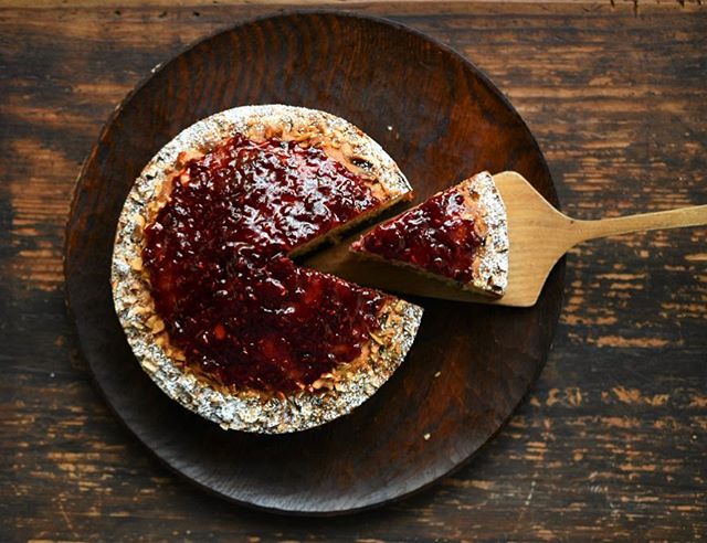 今週27日（金）から東京御茶ノ水のトライギャラリーさんで、今年最後の個展がはじまります。ランチプレートなどの定番を中心に出展する予定です。もちろん、、パティスリーミアの焼菓子やコンフィチュールも一緒にもっていきます。私は初日の27日（金）、ミアは30日(月)に在廊します。 御茶ノ水といえば、木工の訓練校に通っているときの乗り換え駅でした。よって、寄り道コースでもありまして、特に神田に続く古本街をブラつくのが定番コース。満員電車で通う日々の中にあって心が落ち着く癒しの時間でした。本好きの人には伝わるかもしれませんが、都会の森林浴のような。 トライさんはちょうど御茶ノ水から神田に向かう途中にあるので、来られた方はぜひ森林浴ならぬ、古本浴もいかがでしょうか。 『シアワセヲツクル　シアワセナクラシ』【会期】　2017.10.27（金）-11.2（木）　12:00-19:00 ※在廊日　川端健夫:10.27（金）　川端美愛:10.30（月） 【会場】　トライギャラリーおちゃのみず 東京都千代田区神田駿河台3-5　TEL：03-3291-5811