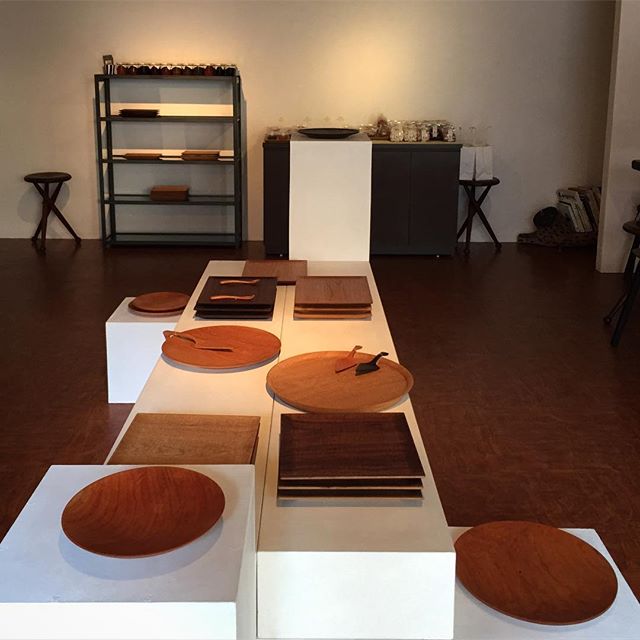 トライギャラリーさんでの個展初日です。オープンからたくさんの方に足を運んでいただきありがとうございます。 本日27日(金)はタケオが在廊しております。(ミアは30日(月)在廊です)お待ちしております。 『シアワセヲツクル　シアワセナクラシ』【会期】　2017.10.27（金）-11.2（木）　12:00-19:00 ※在廊日　川端健夫:10.27（金）　川端美愛:10.30（月） 【会場】　トライギャラリーおちゃのみず