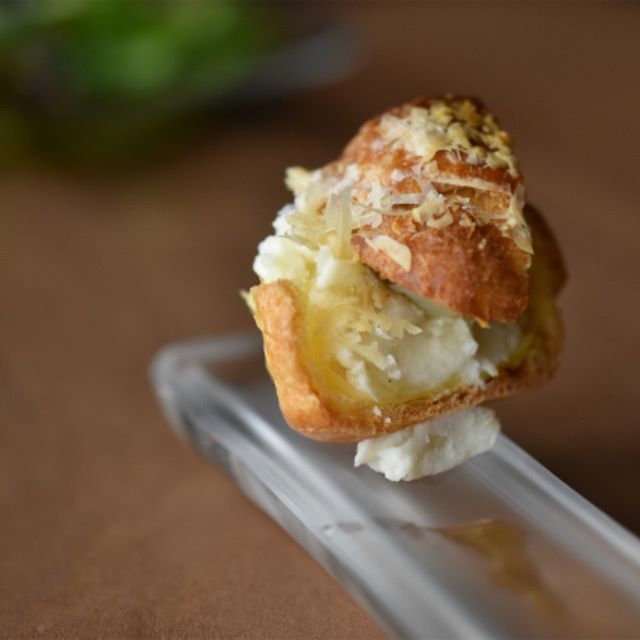 patisserieMiAのCONFITURE LUNCH 2018.04月の前菜はシューサレ。私も大好きな新じゃがとふきのとうのピストゥをこの機会にお楽しみいただけますと嬉しいです。 今月の開催日は残り４日。現在の予約状況は19日(木)残10名様・25日(水)残4名様・26日(木)残5名様・27日(金)残10名様となっております。お早めのご予約をお待ちしています。